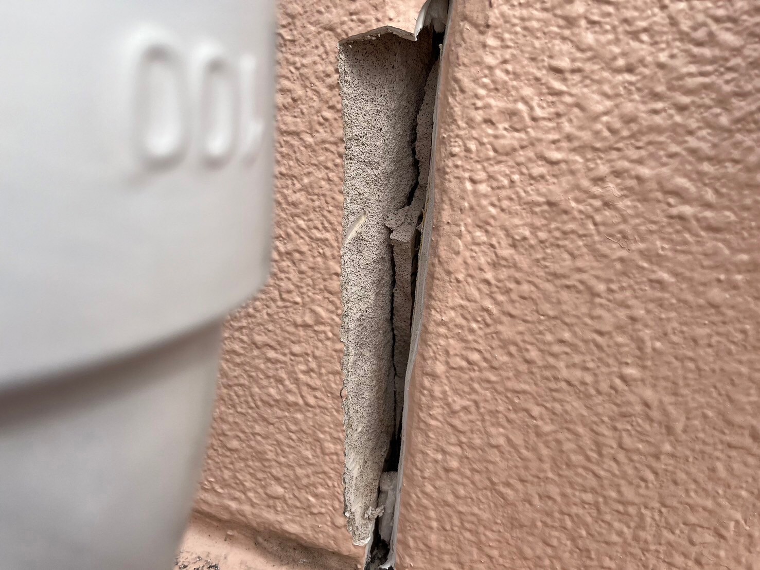 外壁の劣化部分を撤去しました